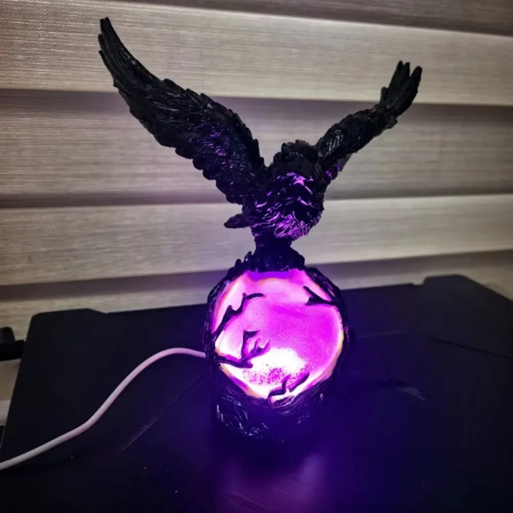 Corbeau Gothique sur Sphère Lumineuse Violette – Décoration Halloween – 10 cm - Image 2
