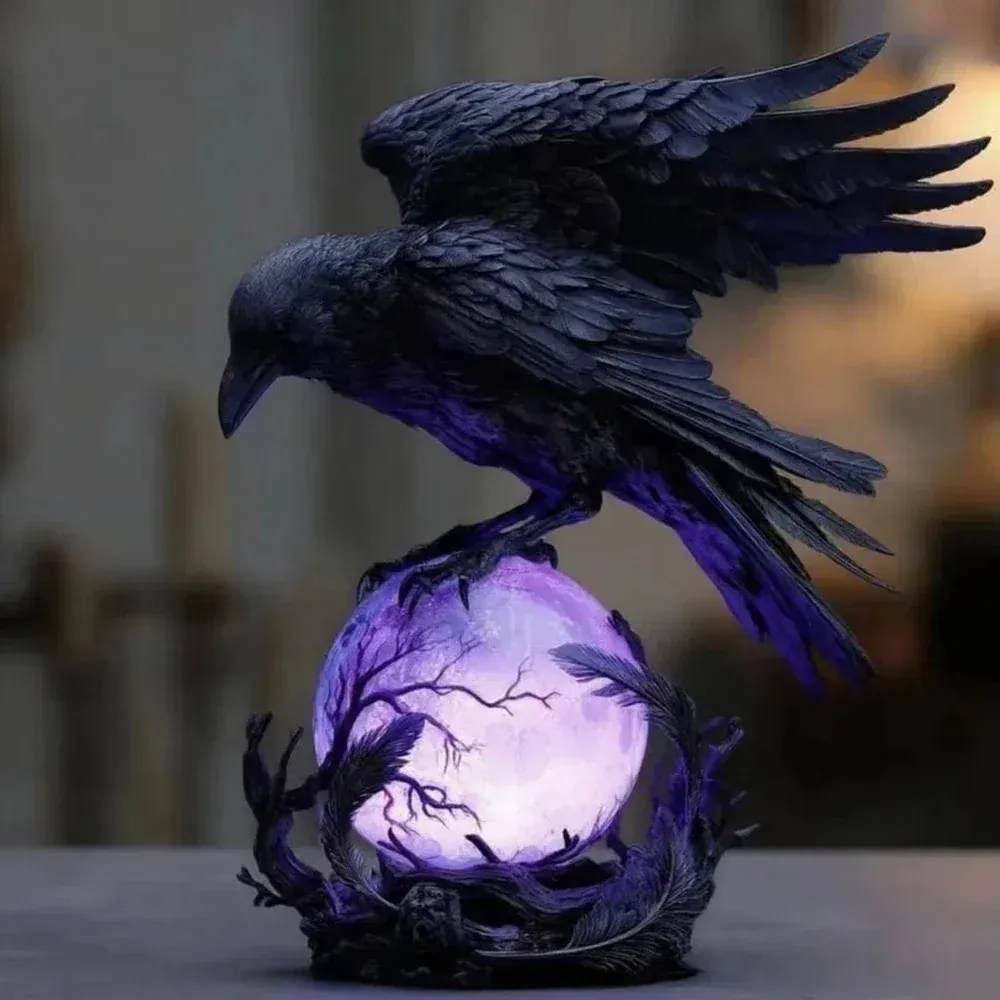 Corbeau Gothique sur Sphère Lumineuse Violette – Décoration Halloween – 10 cm - Image 3